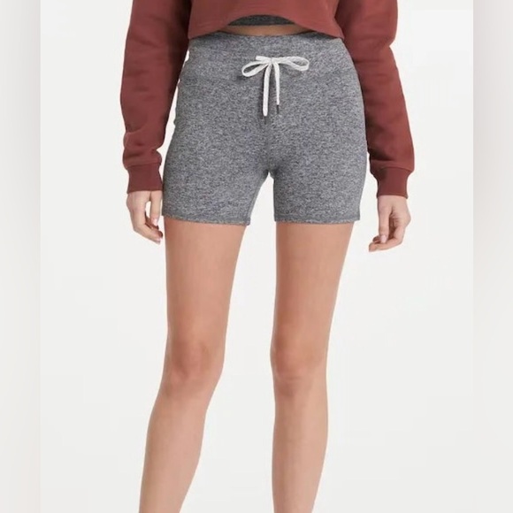 VUORI Gray Halo Performance Crop Tank & Shorts - Picture 16 of 16